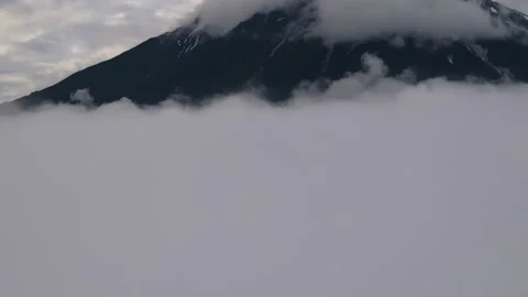 Volcano at dawn in white clouds Vídeo Stock 167856637