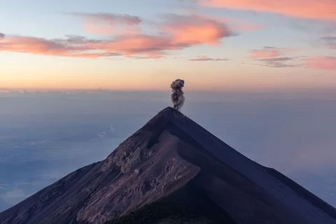 Volcano de fuego exploding Stock Photos
