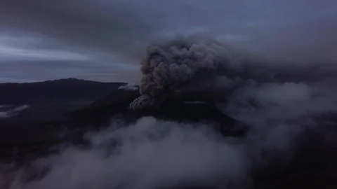 Volcano eruption at dawn, ashes break out of the volcano's vent 库存影片 125482021