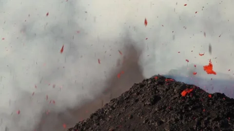 Volcano Etna explosion with volcanic bombs from vent 库存影片 53847946