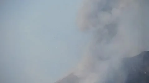 Volcano etna explosive eruption, volcanic ash, gas emission Video stock 58026077