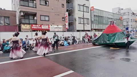 Volcano Float at Asakusa Samba Carnival — G.R.E.S. Acadêmicos da Glória Parade Видео 346189963
