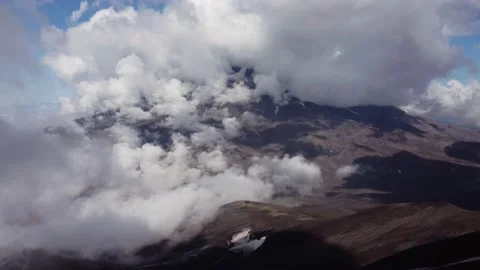 Volcano high in white clouds 库存影片 167856682