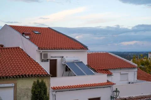 Volcano Hot water solar panel system retrofitted on a balcony of a house i Foto stock