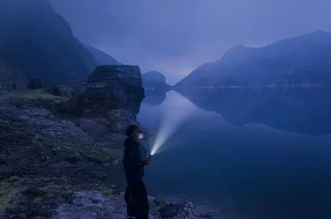 Volcano with sulfur clouds in indonesia java 스톡 사진