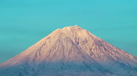 Volcano top. It is visible as on its slopes the wind blows and drags snow Vidéo 11899384