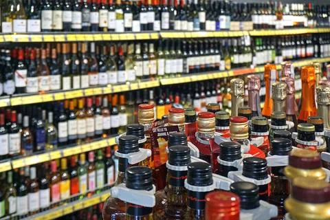 Volksdroge Alkohol Alkoholische Getränke in den Regalen von einem Supermar.. Stock Photos