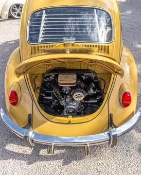 Volkswagen Beetle engine showcase at classic car exhibition Stock Photos