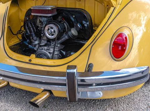 Volkswagen Beetle engine showcase at classic car exhibition Stock Photos