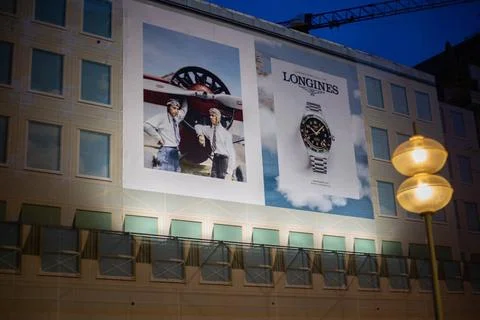 Volle Einkaufsstraßen: Konsum in München Große Werbung von Longines Uhren. Stock Photos