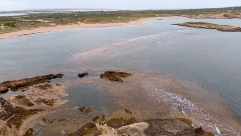 Volo spiaggia Sa Mesa Longa, Sardegna, Italia Stock Footage
