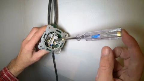 Voltage measurement in the socket using an electric tester pen 220V Vidéo 120286246