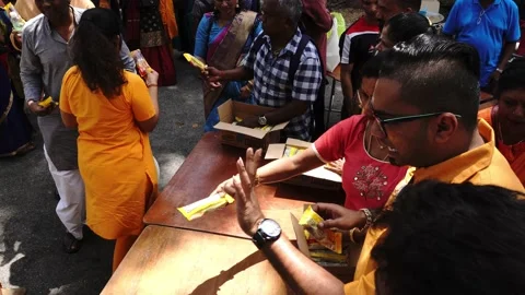 Volunteer distribute ice cream to devotee attend to Thaipusam celebration. Vídeo Stock 142764879