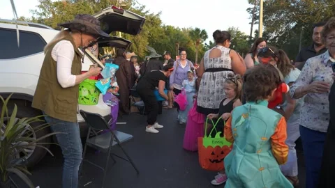 Volunteer Distributes Candy at School Trunk-Or-Treat Vídeo Stock 318104602