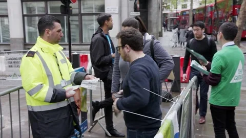 A volunteer hands out how-to-vote cards outside Australia House 스톡 동영상 345298811