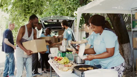 Volunteers Distributing Donation Boxes Vídeo Stock 252102022