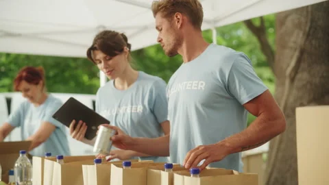 Volunteers Preparing Rations Vidéo 218927915