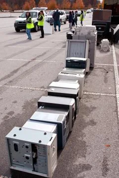 Volunteers stack computers at county recycling event Foto stock