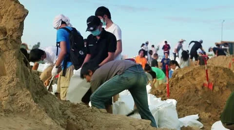 Volunteers to stop the flood Video stock 10560072