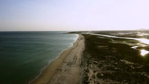 Voo de drone junto à beira mar, Algarve Portugal Video stock 147397894