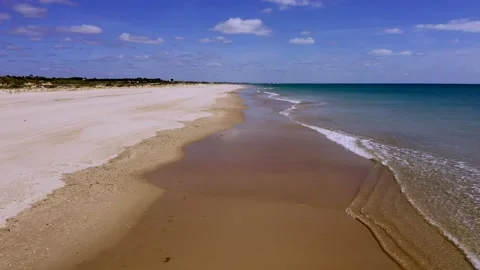 Voo de drone junto à beira mar, Algarve Portugal Video stock 147406179