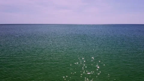 Voo de drone junto à beira mar, Algarve Portugal Video stock 147406292