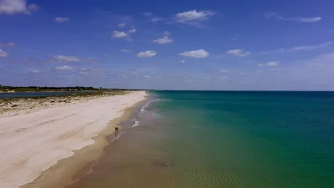 Voo rasante de drone na belíssima praia do Algarve Portugal. Video stock 147406032