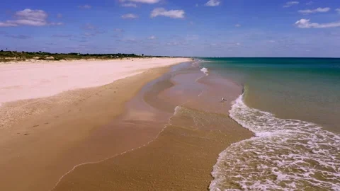 Voo rasante de drone na belíssima praia do Algarve Portugal. Video stock 147406213