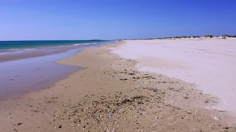 Voo razante de drone na belissima praia do Algarve Video stock 147406178