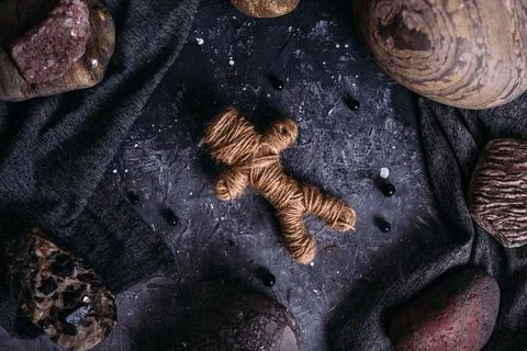 Voodoo doll woven of thread on the witch's table. Foto stock