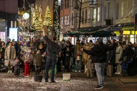  Vorweihnachtszeit, Straßenkünstler, erzeugen großen Seifenblasen, am Scha Stock Photos