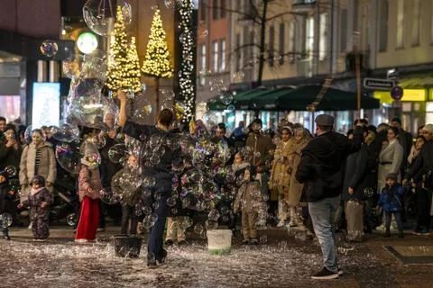  Vorweihnachtszeit, Straßenkünstler, erzeugen großen Seifenblasen, am Scha Stock Photos