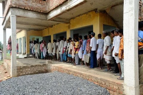 Voter are waiting in queue at Dongajora High School Sundarban bengal calcu... Stock Photos