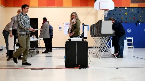 A Voter inserts his ballot in a scanner. Stock-Footage 126219327