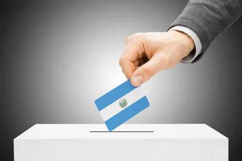 Voting concept - male inserting flag into ballot box - el salvador Foto stock