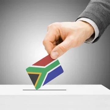 Voting concept - Male inserting flag into ballot box - South Africa Foto stock