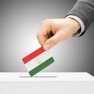 Voting concept - Male inserting flag into ballot box - Tajikistan Foto stock