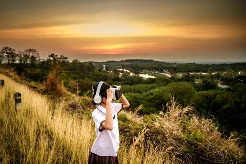 VR application test Asian child girl with virtual reality glasses headset tou Foto stock