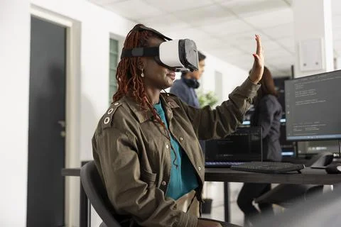 VR Developer Exploring 3D Programming Environment Stockfoto's