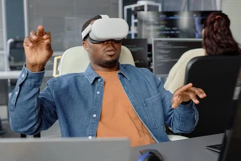 VR Engineer Program Coding in Goggles Foto stock