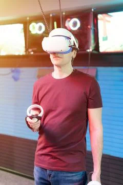 Vr game and virtual reality. man gamer fun playing on futuristic simulation v Foto stock