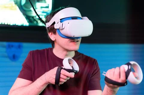 Vr game and virtual reality. man gamer fun playing on futuristic simulation v Foto stock