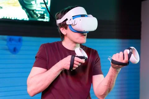 Vr game and virtual reality. man gamer fun playing on futuristic simulation v Foto stock