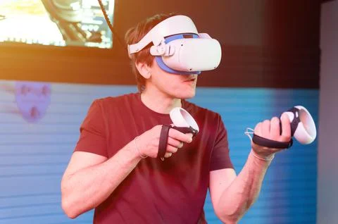Vr game and virtual reality. man gamer fun playing on futuristic simulation v Foto stock