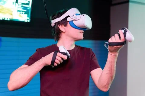 Vr game and virtual reality. man gamer fun playing on futuristic simulation v Foto stock