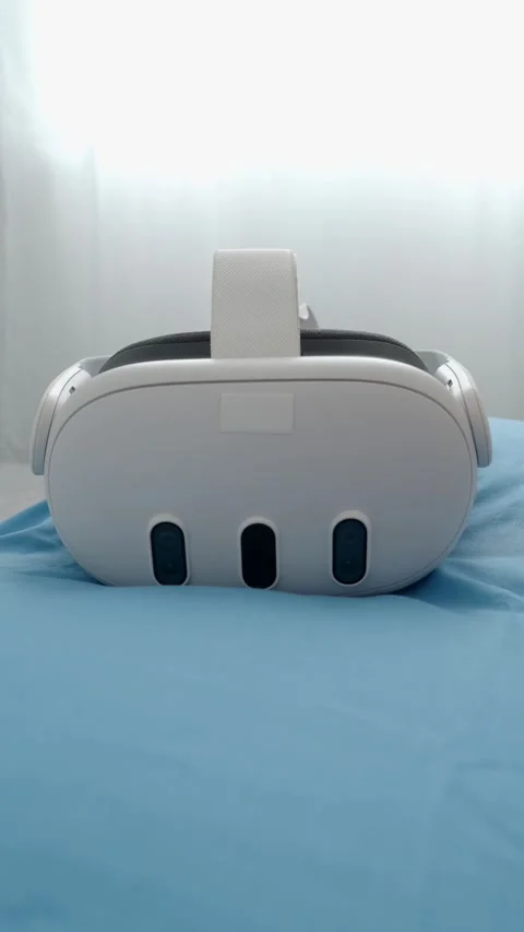 VR headset lying on pillow, on bed. 動画素材 279759975