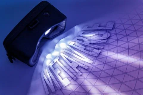 VR virtual reality headset light projecting the word metaverse on a grid Stock Photos