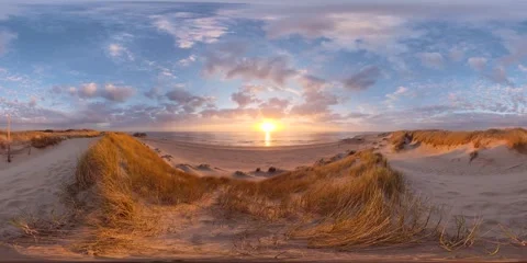VR360, A dune covered in dune grass by the sea at sunset 库存影片 334625855