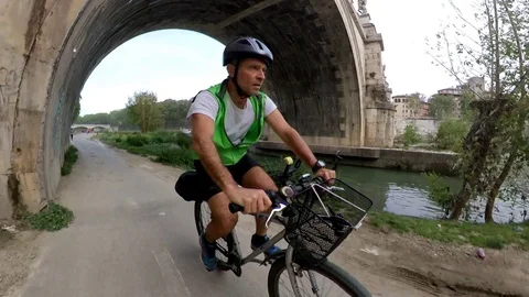 VR360 effect Rome, Riding a bike along the river under the Sant'Angelo bridge Stock Footage 107136172