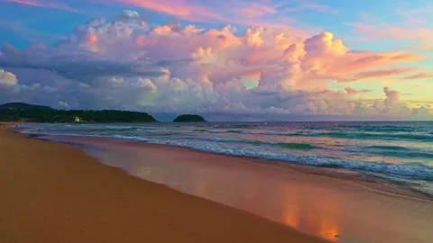 VSeamless Loop of Ocean Waves Sweeping Across a Tropical White Sand Beach 库存影片 342736246
